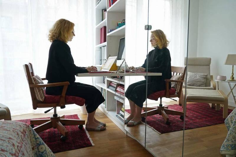 woman-on-computer-46178