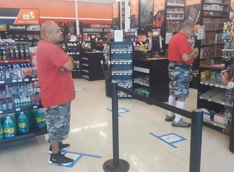 bmorebuns Reddit man wearing same outfit as guy in front of him in line