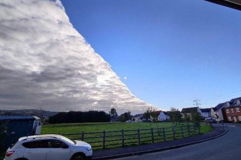 gmaer_master_lol Reddit line of clouds in the sky