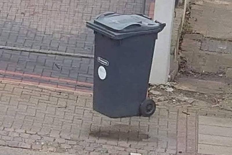 thepostmanpat Reddit trash can looks like its floating