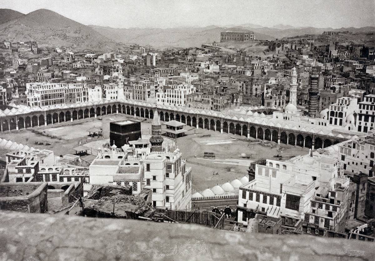 The oldest photo of Mecca shows the Grand Mosque, 1881.