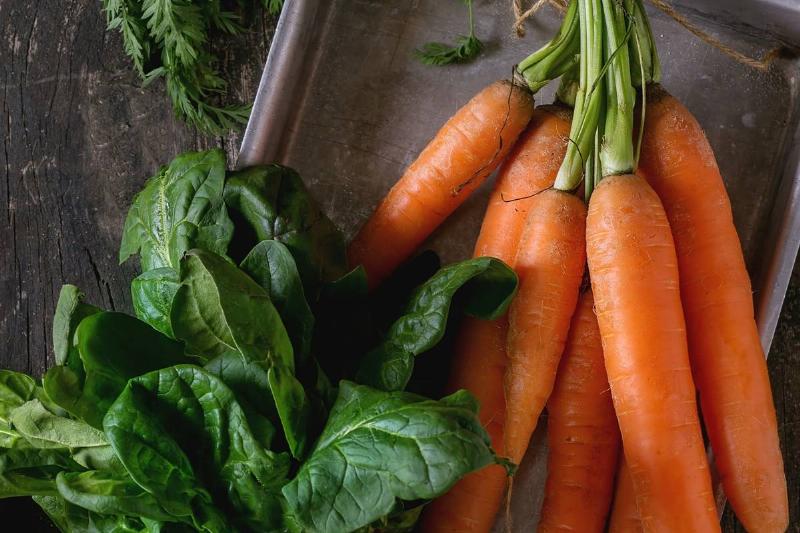 carrots and spinach Carrots and spinach, two nitrate-heavy vegetables, lie on a baking tray.