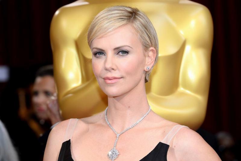 charlize-theron-diamond-pendant