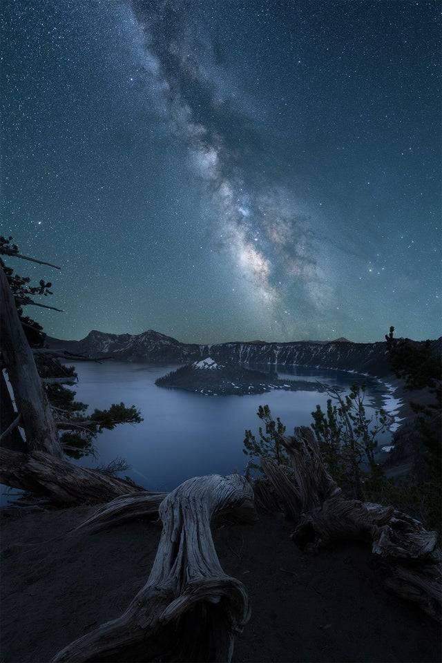 Photo of an Oregon lake at night under the Milky Way