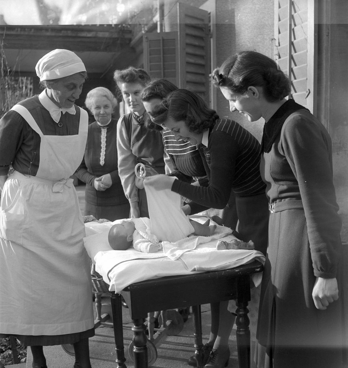 School for mothers in Lucerne: change a babys nappies, 1941