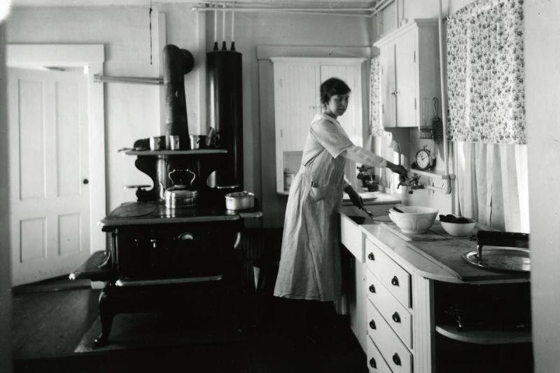 1920s kitchen