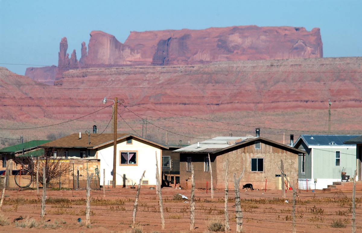 arizona Poor houses sit near the cliff of AZ.