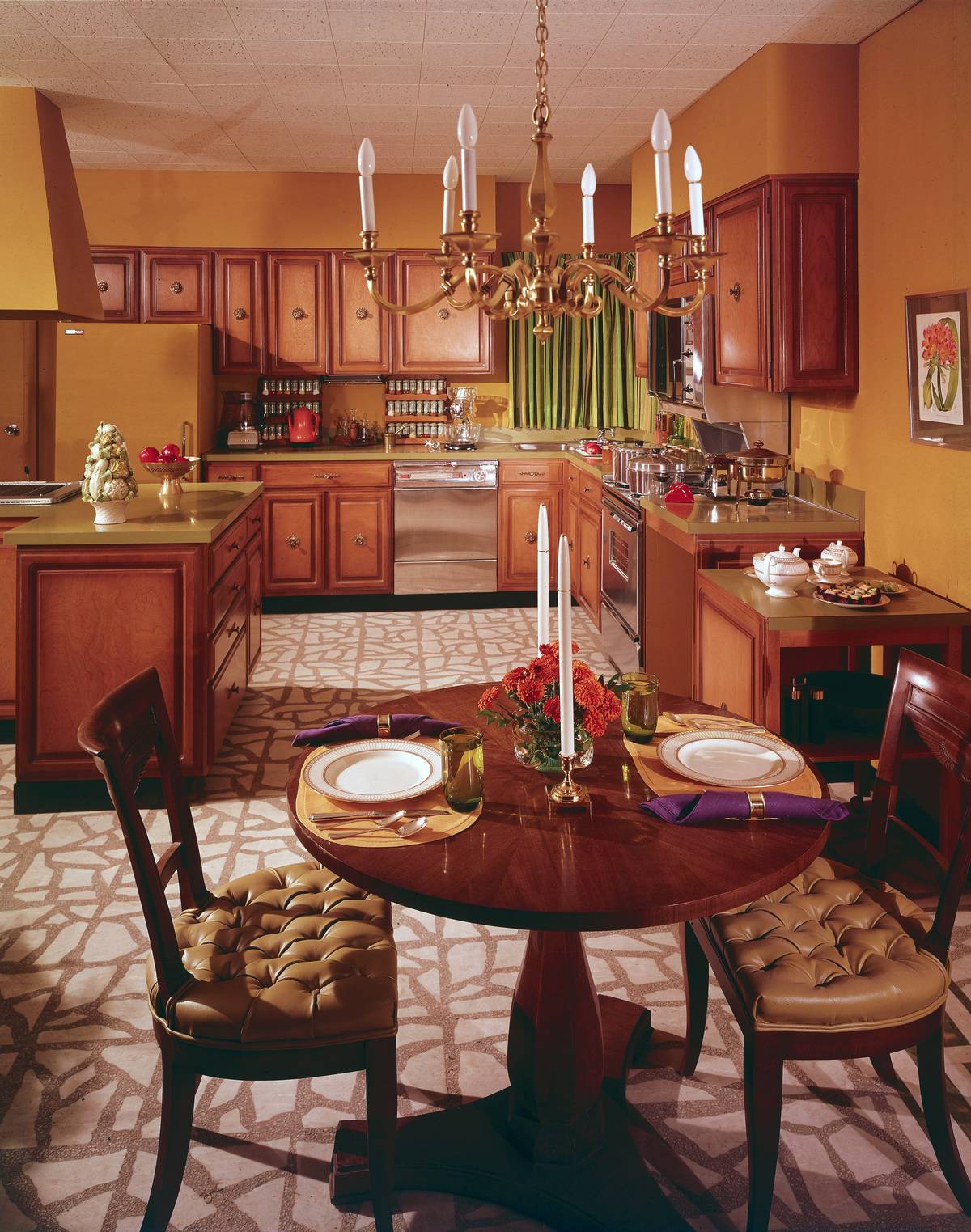 A kitchen and dining area from the 1970s focuses on wood, earth colors, and a country feel.