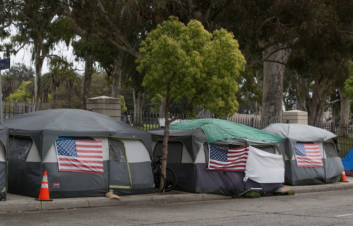 los angeles Veterans sleep in tents on the sidewalks of Los Angeles.