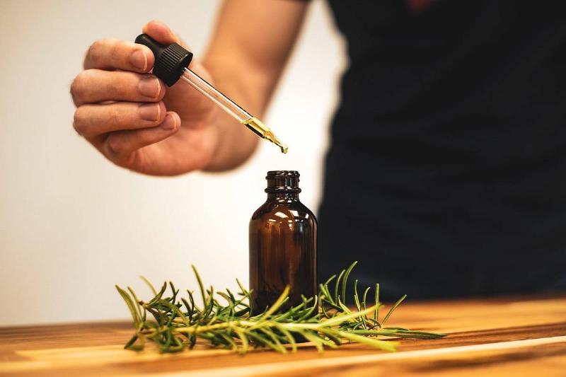 Taking_rosemary_oil_from_a_bottle Taking_rosemary_oil_from_a_bottle