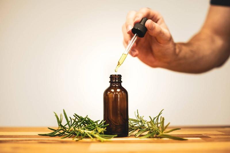 Using_Rosemary_Oil Using_Rosemary_Oil