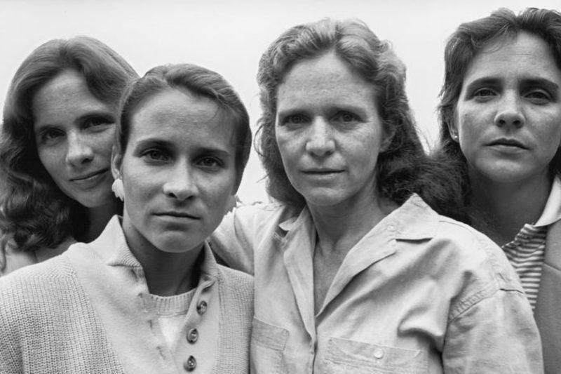 1551172799_bcc004a17c3ec7e79f42cb52b31c52610c4066e2-21326 four sisters in a family photo 1984