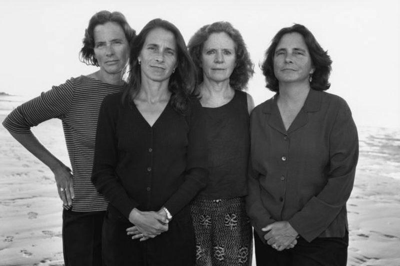 1551172948_f78b0301c7c25678660303dc246edc451ed50527-61271 2000 brown sisters standing posing