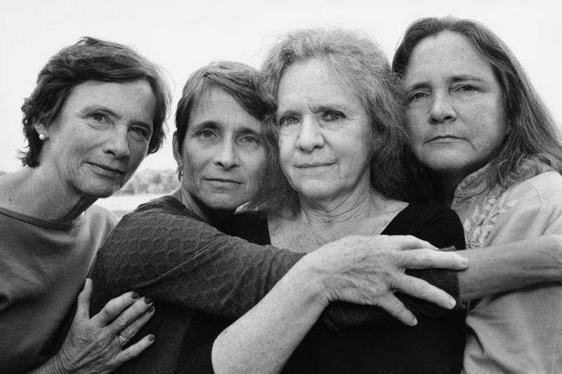 1551173078_387ac63e20070de43f6f45f87be1c9bc331106c7-19660 2011 brown sisters group hug