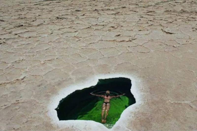 natural-pool-woman natural-pool-woman