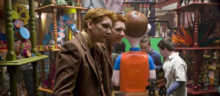 FredAndGeorge_WB_F6_WeasleysWizardWheezesInterior_HP6D-09609