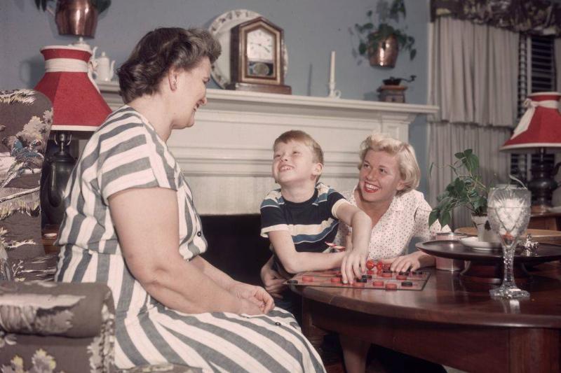 doris day playing checkers with her son and mother