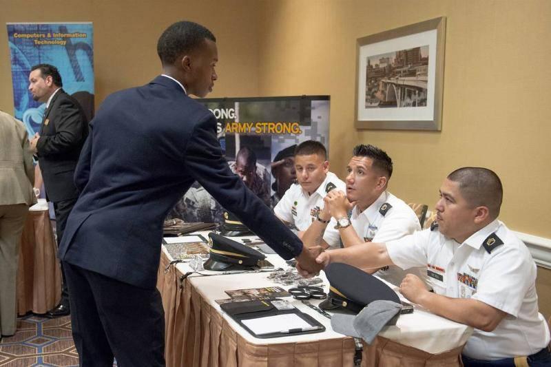 inside-a-best-hire-career-fair-as-fewest-americans-since-mid-april-file-for-unemployment-benefits.-34819 inside-a-best-hire-career-fair-as-fewest-americans-since-mid-april-file-for-unemployment-benefits.-34819
