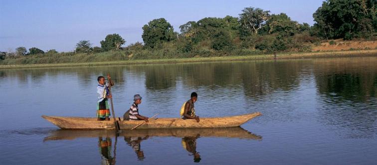 PIROGUE SUR LE FLEUVE MANAMBOLO, MADAGASCAR. 