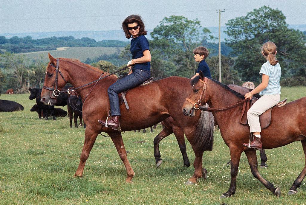 jackie kennedy riding a horse with her kids
