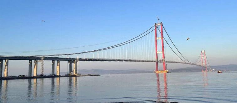 A view of the 1915 Canakkale Bridge, connecting the Lapseki district to the Gelibolu