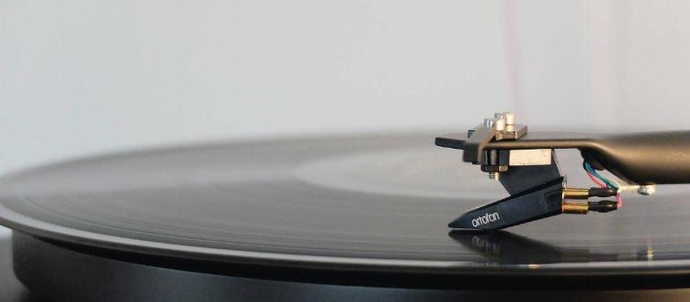 Vinyl turntable.