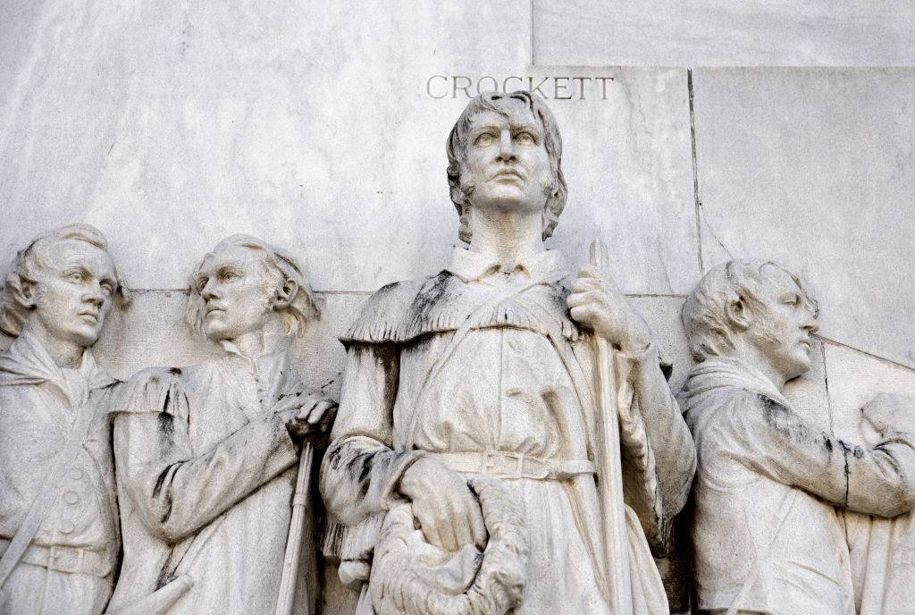 davy crockett statue in front of the alamo