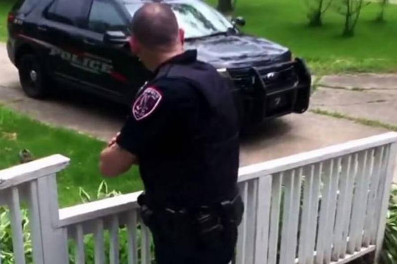 officer-entering-the-scales-house-29997 officer-entering-the-scales-house-29997