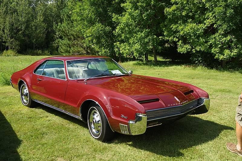 800px-1966_Oldsmobile_Toronado_(28578517720)
