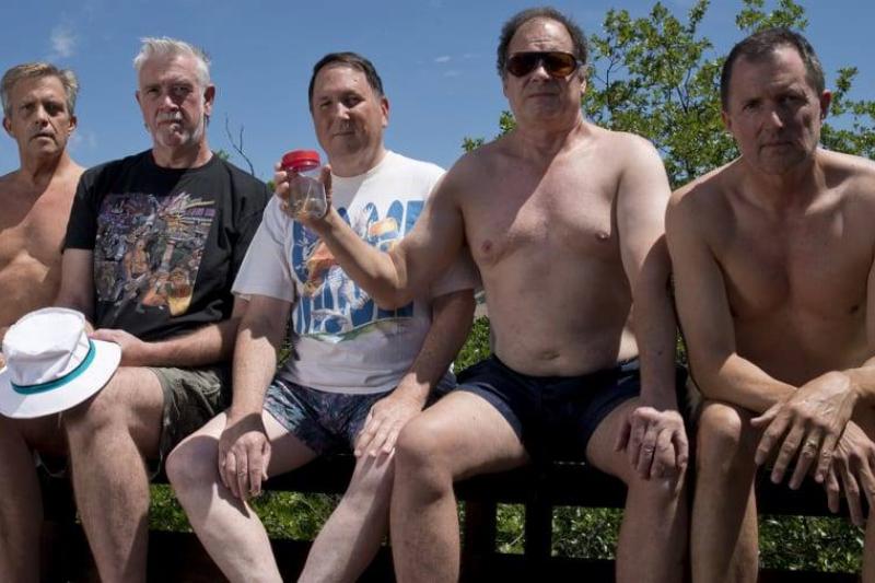 five-friends-take-a-photo