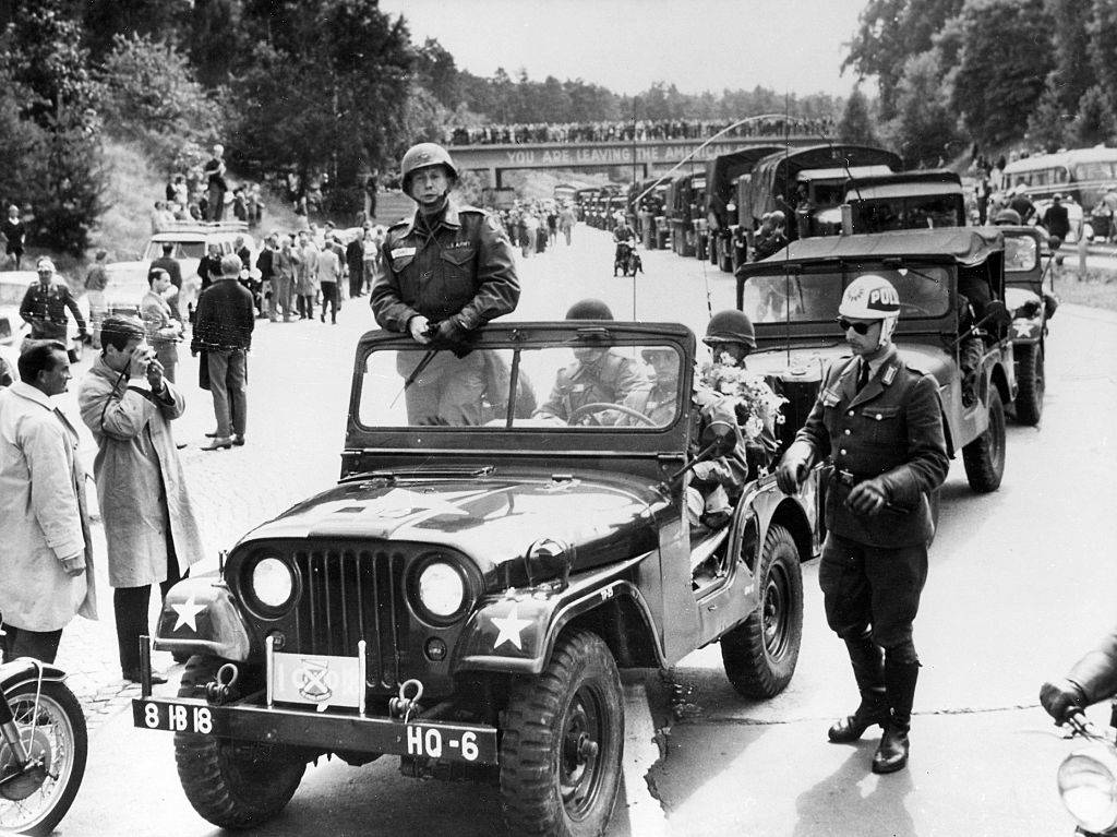 US troops patrolling Berlin Wall