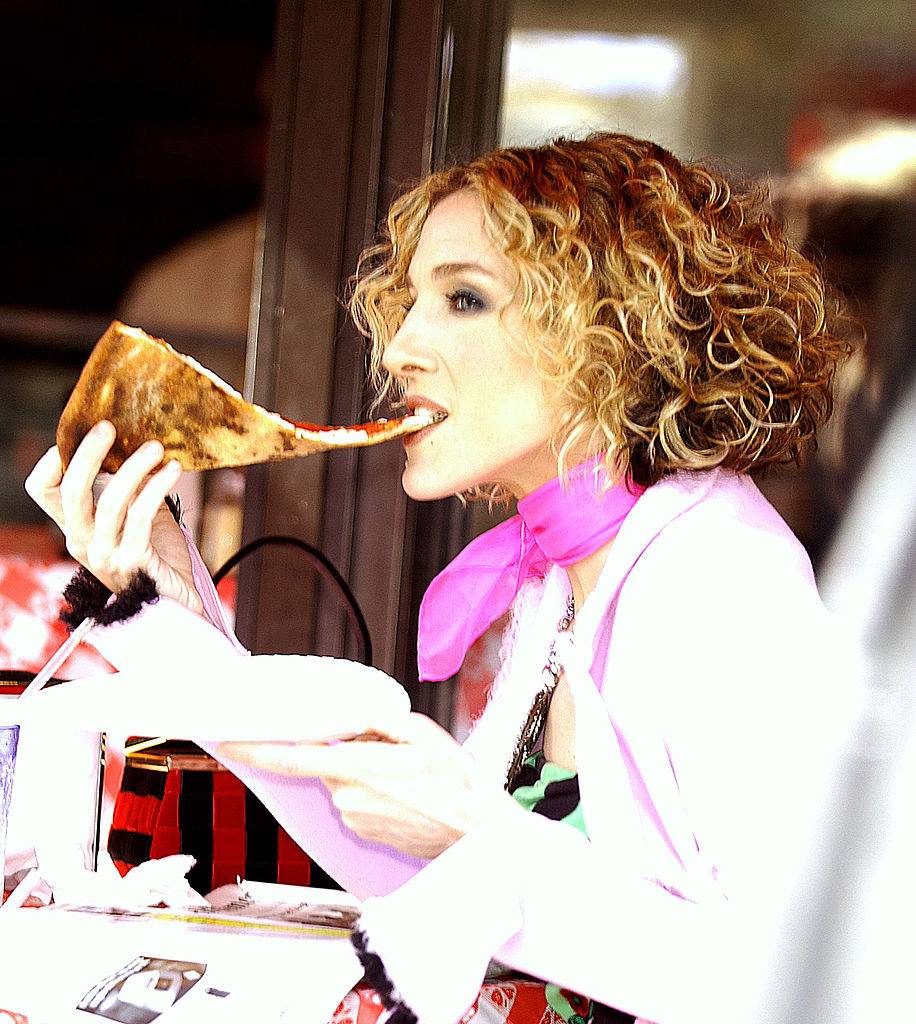 Sarah Jessica Parker eating a slice of pizza