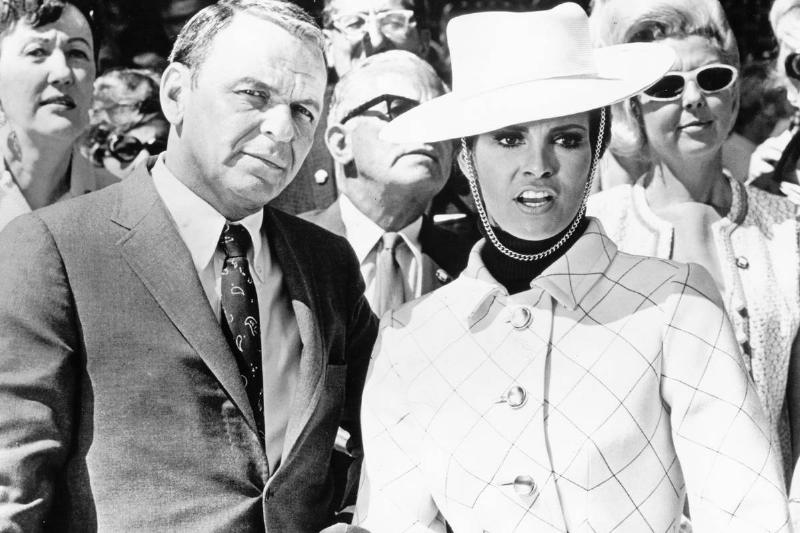 Sinatra, Frank - Schauspieler, USA - mit Raquel Welch in Lady im Zement