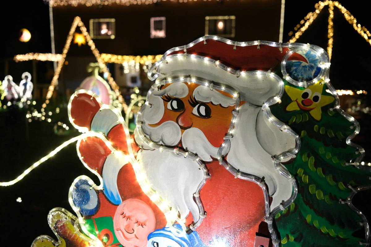An illuminated Santa Claus figure on the decorated property of Rüdiger Browatzke.