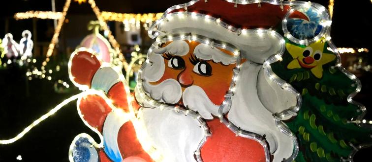 An illuminated Santa Claus figure on the decorated property of Rüdiger Browatzke.