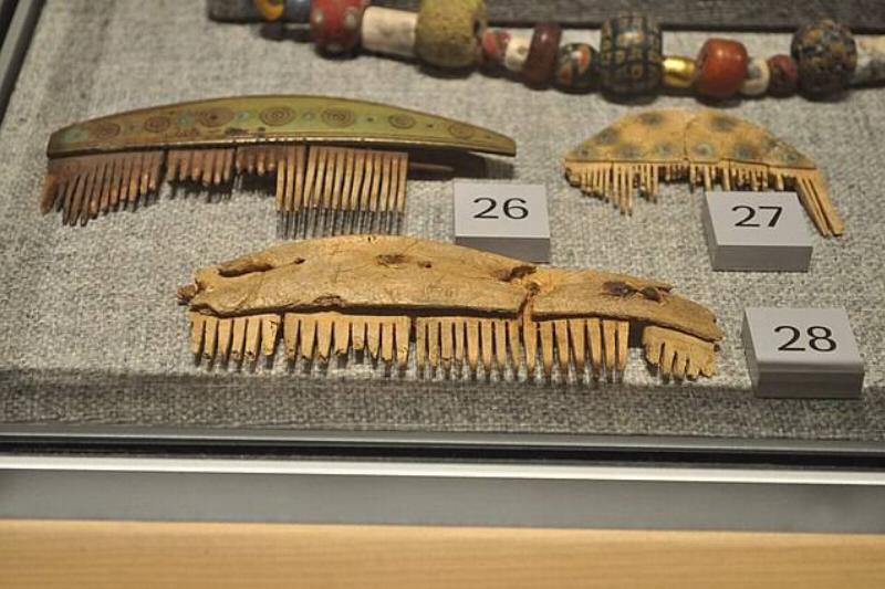 640px-Nordic_Museum_ objects_of_adornment,_etc.,_case_2_-_06