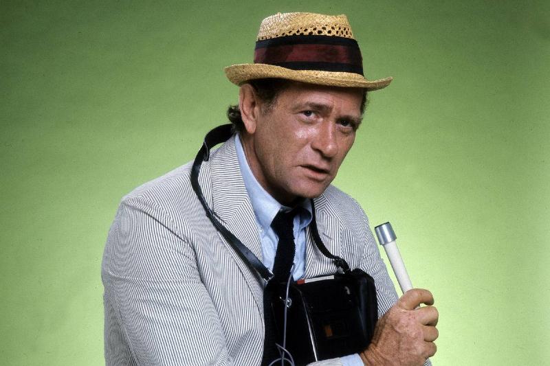 Darren McGavin speaking into microphone as Carl Kolchak in Kolchak the Night Stalker