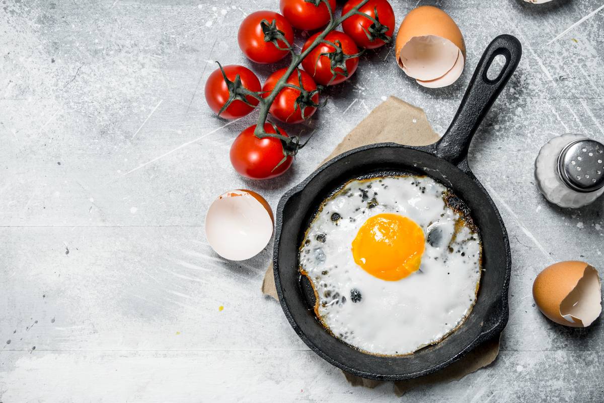 fried-egg-with-tomatoes-2021-08-30-04-54-27-utc