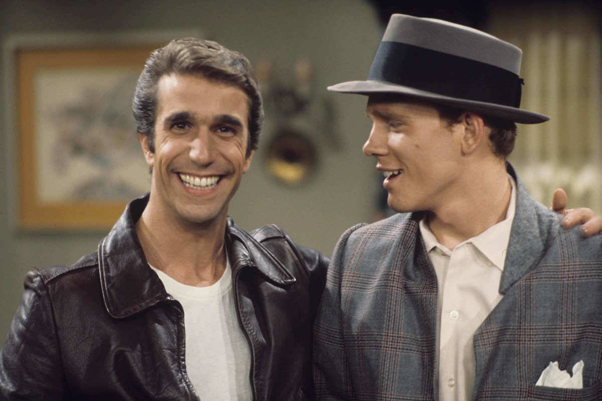 Henry Winkler smiling next to Ron Howard as Arthur 