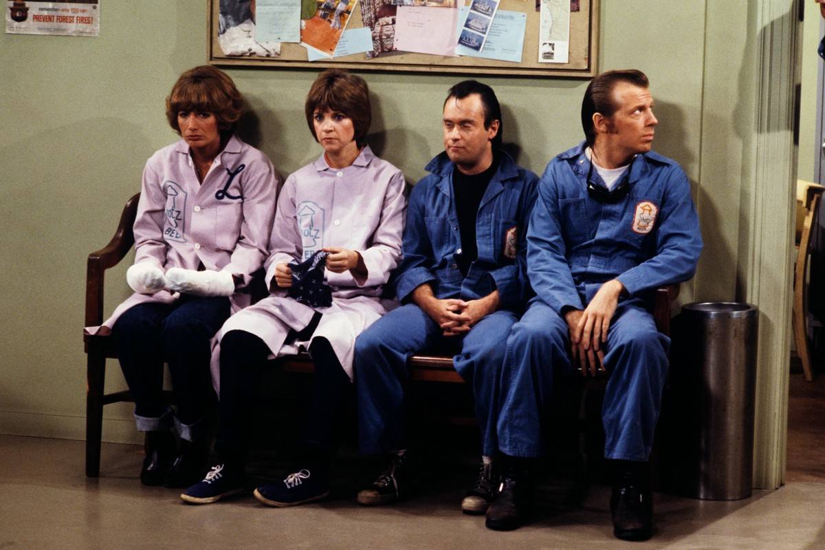 Penny Marshall, Cindy Williams, David L. Lander and Michael McKean sitting on bench in Laverne and Shirley