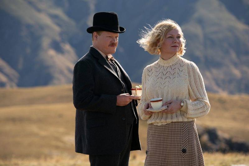the-power-of-the-dog_j4NGAE power of the dog still of kirsten dunst standing in the wind