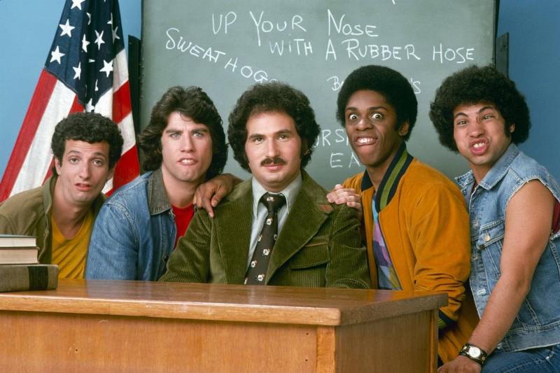 Gabe Kaplan sitting next to Sweathogs as they make silly faces in Welcome Back, Kotter