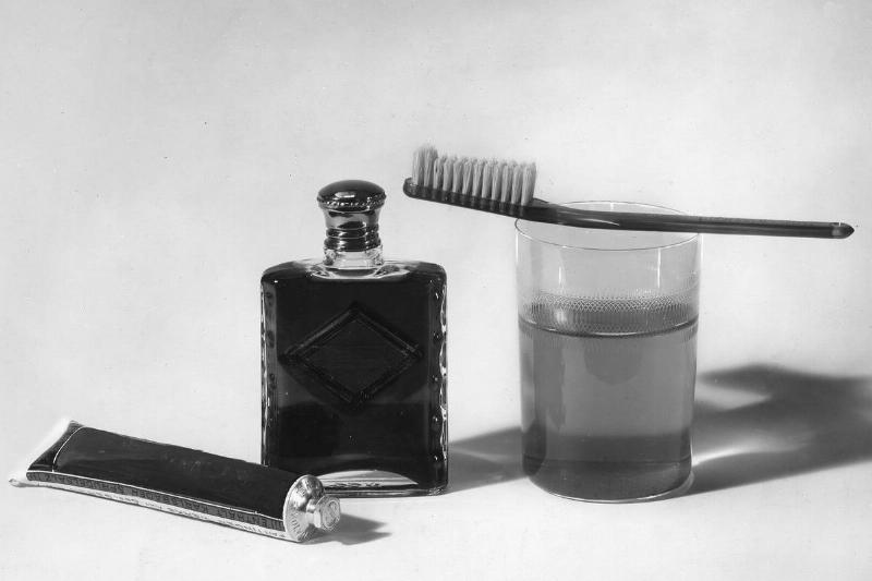 Zahnpflegeset: Zahnbürste, Zahnputzglas, Zahnpasta, Mundwasser