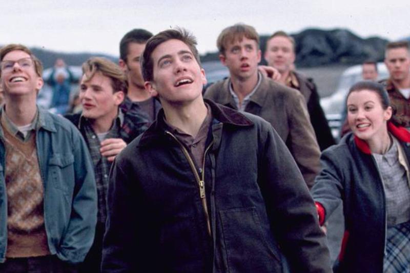 Jake Gyllenhaal and friends look up at the sky in wonder in October Sky Jake Gyllenhaal and friends look up at the sky in wonder in October Sky