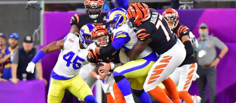 Defense sacking QB Joe Burrow