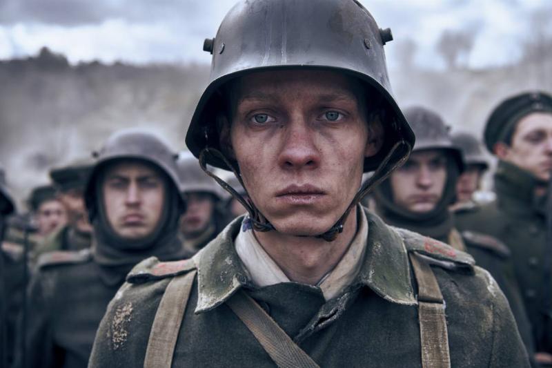 all-quiet-on-the-western-front_Tsxj1y German soldier shows thousand-yard stare in All Quiet on the Western Front
