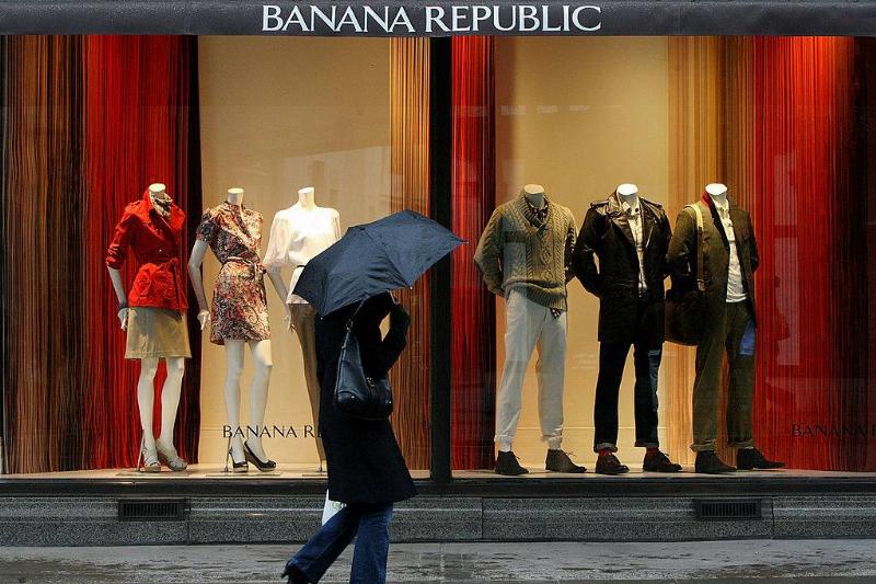 banana republic 80318656 Members of the public pass the Banana Republic store on a rainy day