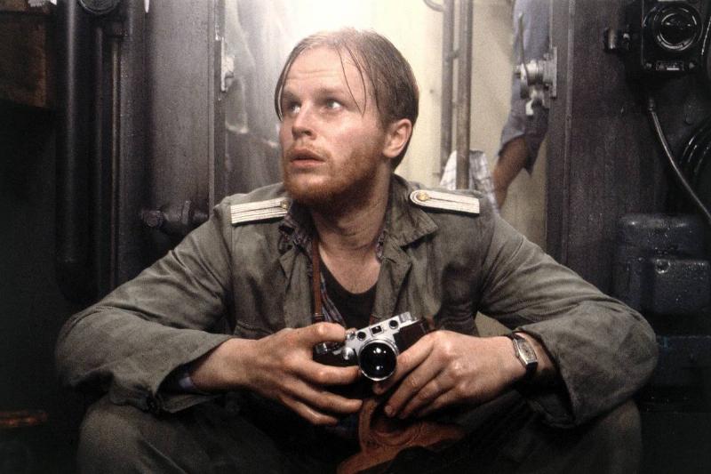 das-boot_4VCYZ8 naval officer holding camera in Das Boot