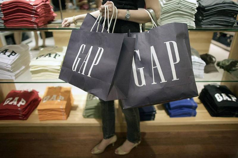 gap 73931755 woman carries GAP bags