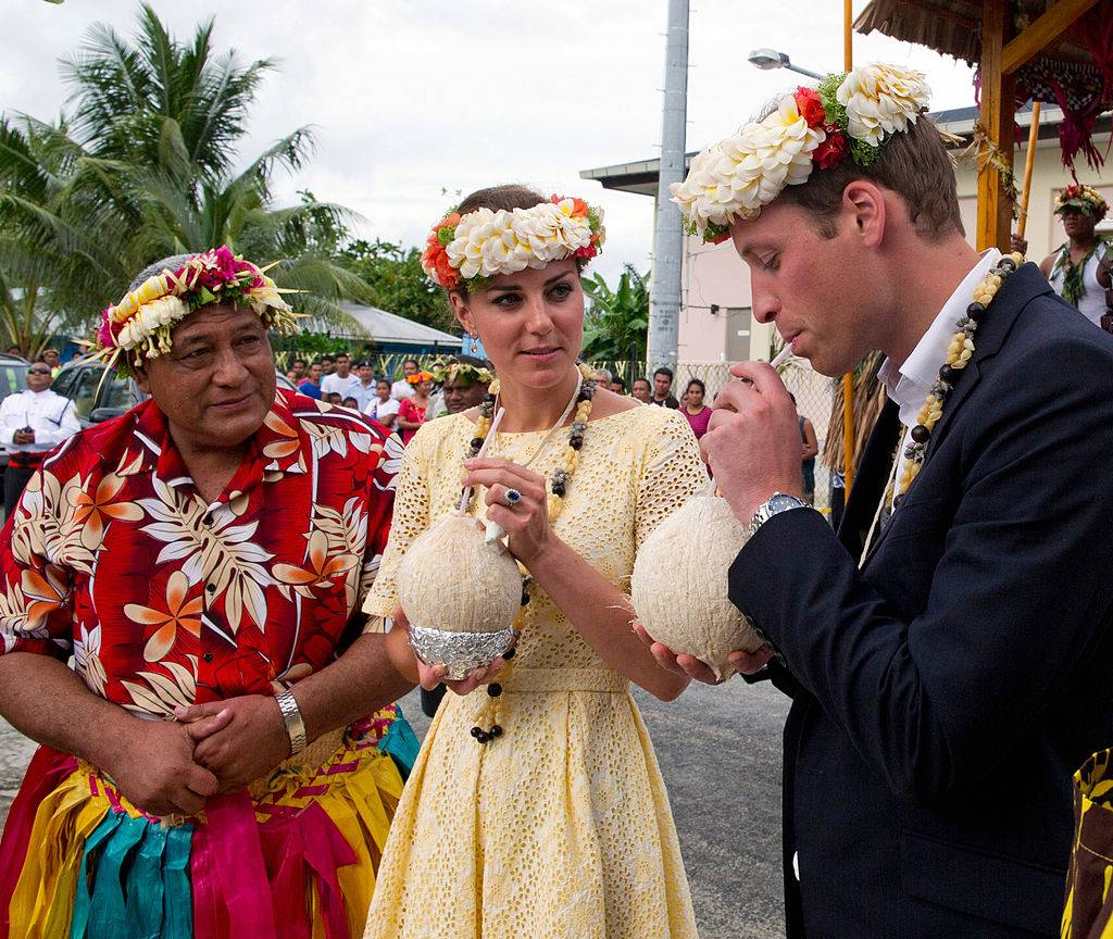 william and kate eating from coconuts